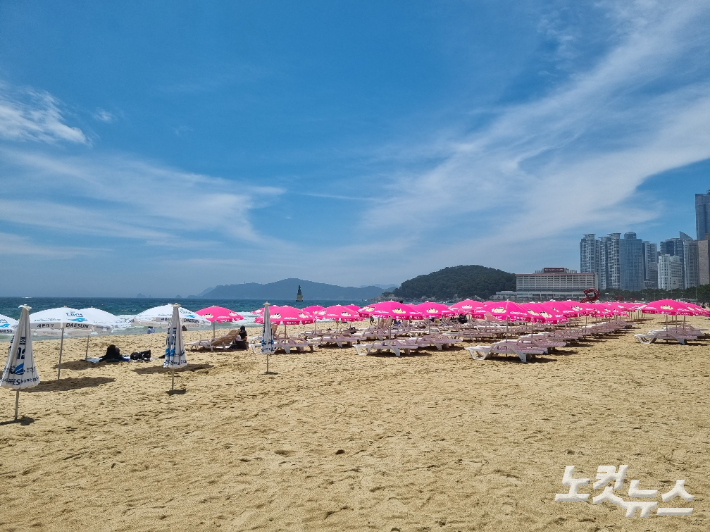 주말은 맞은 24일 부산 해운대 해수욕장은 오전에 비가 내린 영향으로 비교적 한산한 모습을 보였다. 김혜민 수습기자