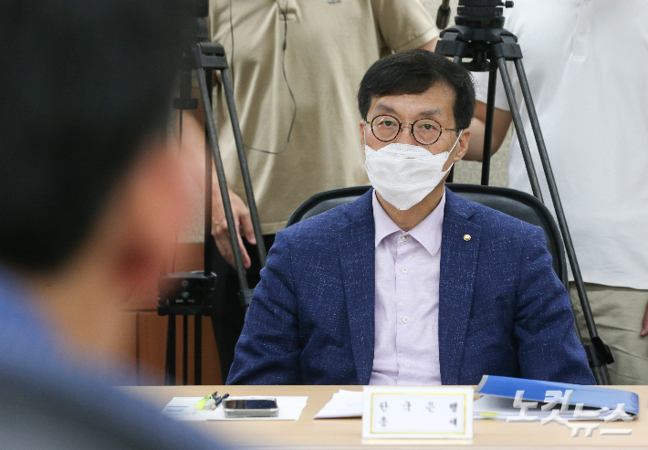 이창용 한국은행 총재가 24일 오후 서울 중구 은행회관에서 열린 비상거시경제금융회의에 참석해 추경호 부총리 겸 기획재정부 장관의 모두발언을 듣고 있다. 황진환 기자