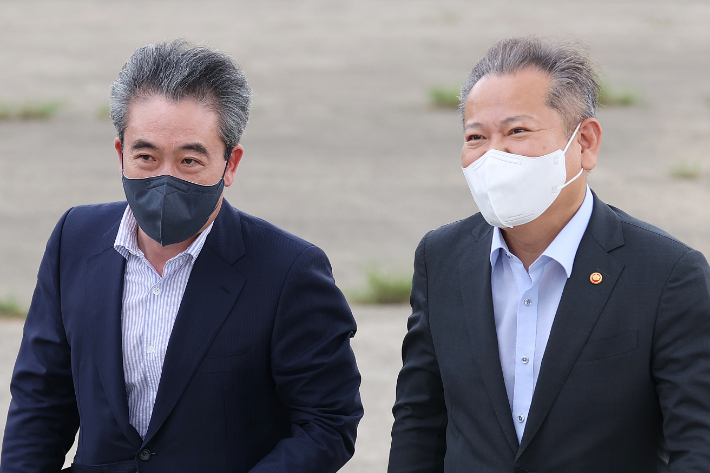 이상민 행정안전부 장관과 윤희근 경찰청장 후보자가 19일 오후 서울 노들섬 헬기장에서 대화를 나누고 있다. 연합뉴스