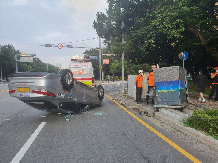 부산에서 달리던 택시가 변압기를 들이받아 일대에 정전이 발생했다. 부산경찰청 제공