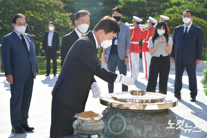 김진표 국회의장이 25일 오전 서울 동작구 국립서울현충원을 찾아 현충탑에 분향하고 있다.