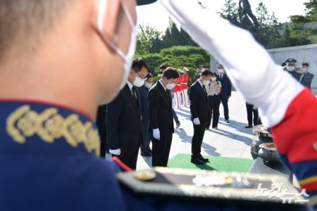 김진표 국회의장을 비롯한 제21대 국회 후반기 국회의장단과 상임위원장들이 25일 오전 서울 동작구 국립서울현충원을 찾아 현충탑을 참배하고 있다.