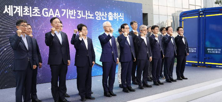 25일 오전 경기도 화성시 삼성전자 화성캠퍼스에서 열린 '세계 최초 GAA 기반 3나노 양산 출하식'에서 이창양 산업통상자원부 장관, 경계현 삼성전자 DS부문장 대표이사 등 참석자들이 기념촬영을 하고 있다. 연합뉴스