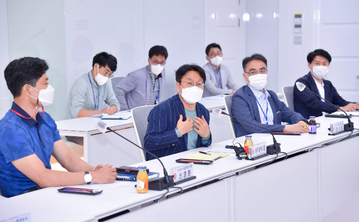 강기정 광주광역시장, 역대 시장 처음으로 소수 직렬 대표들과 집단 소통 공감 간담회 열고 인사 애로사항을 청취하고 있다. 광주광역시 제공