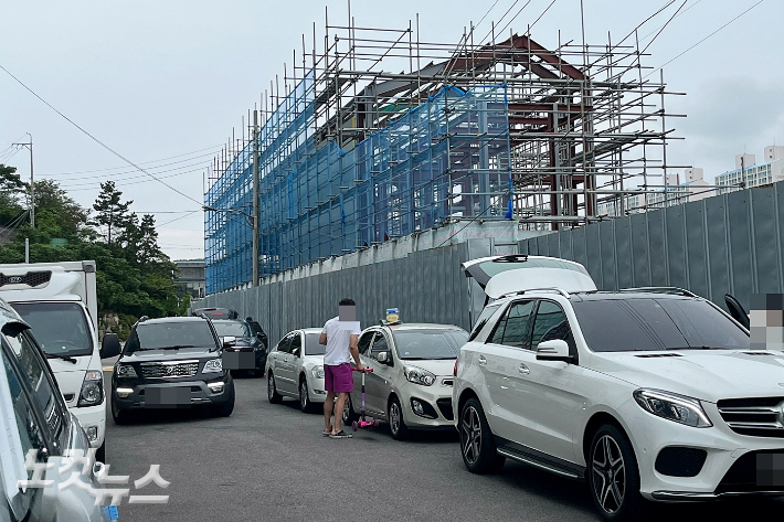 주말 오후 부산 남구 용호별빛공원 진입로. 차에 타려는 시민 옆으로 다른 차량이 지나가고 있다. 정혜린 수습기자