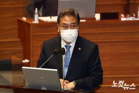 박진 외교부 장관이 25일 국회 본회의장에서 열린 정치·외교·통일·안보 분야 대정부질문에서 의원들의 질문에 답변하고 있다.