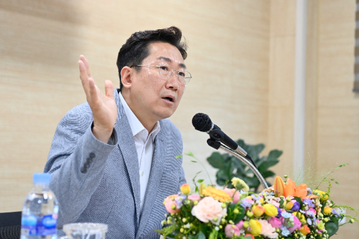 지난 4일 원주시 봉산동 초도순방을 통해 주민들에게 민선 8기 비전을 설명하고 있는 원강수 원주시장. 원주시 제공 