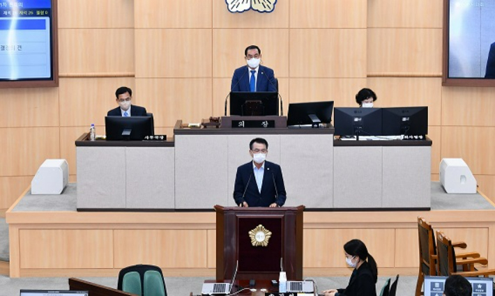 전남 여수시의회가 본회의장에서 회의를 열고 있다. 여수시의회 제공