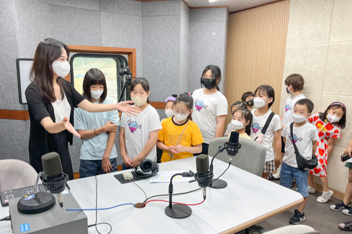 지난 25일, 김정현 아나운서(부산CBS)가 FM 스튜디오에서 학생들의 질문에 답변하고 있다.