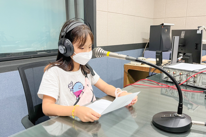 지난 25일, 번영로교회 아동부 학생이 아나운서 직무 체험을 위해 스튜디오에서 녹음을 진행하고 있다. 