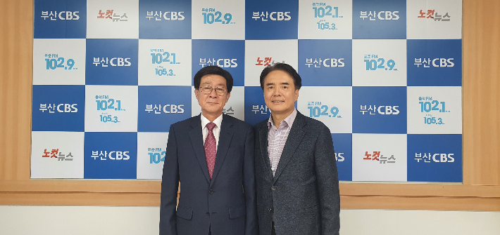 정종복 기장군수(사진 왼쪽)가 박창호 부산CBS 대표(사진 오른쪽)와 기념촬영을 하고 있다. 부산CBS