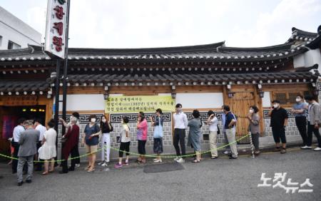 중복인 26일 서울 종로구 유명 삼계탕 음식점 앞에 시민들이 줄을 서고 있다.
