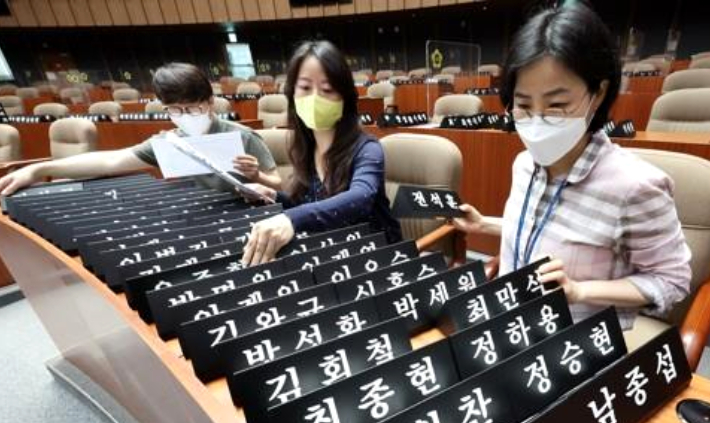 지난 4일 경기도 수원시 경기도의회에서 관계자들이 개원을 앞두고 의원 명패를 정리하고 있다. 연합뉴스