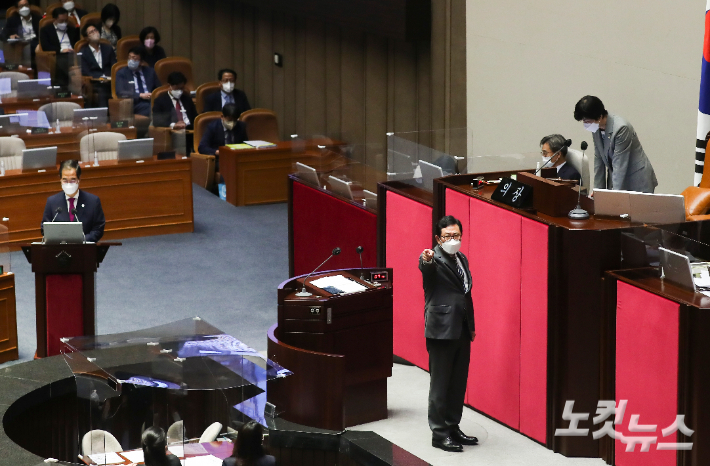 더불어민주당 김한정 의원이 26일 서울 여의도 국회 본회의 경제 분야 대정부질문에서 국민의힘 의원들이 질문 내용을 문제 삼자 항의하고 있다. 윤창원 기자