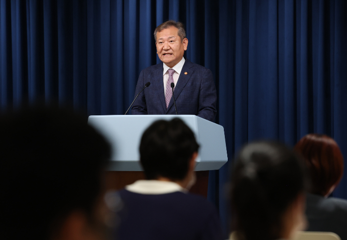 이상민 행정안전부 장관이 26일 오후 서울 용산 대통령실 청사 브리핑룸에서 윤석열 대통령에게 부처 업무보고를 한 뒤 업무보고 내용 등에 대해 브리핑하고 있다. 연합뉴스