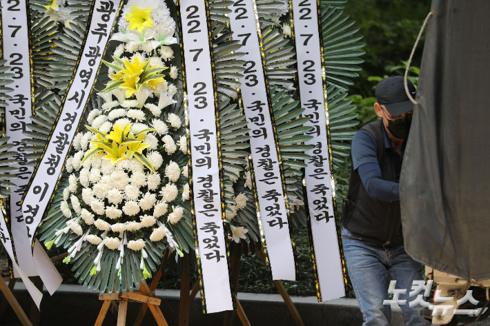 행정안전부 내 경찰국 신설에 반대하는 전국 경찰서장 회의를 주도한 류삼영 총경의 대기발령 조치와 참석자들에 대한 감찰로 인한 후폭풍이 이어지고 있는 25일 서울 서대문구 경찰청 인근에 대기발령에 항의하는 근조 화환이 세워져 있다. 류영주 기자