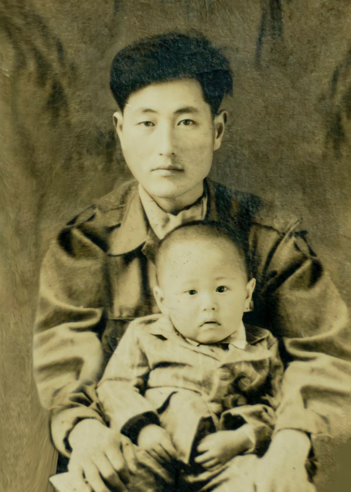 카투사병 한상순 씨가 1953년 1월 휴가기간에 아들(한신희)을 안고 찍은 사진. 순직 6개월 전의 모습이다. 한신희 씨 제공