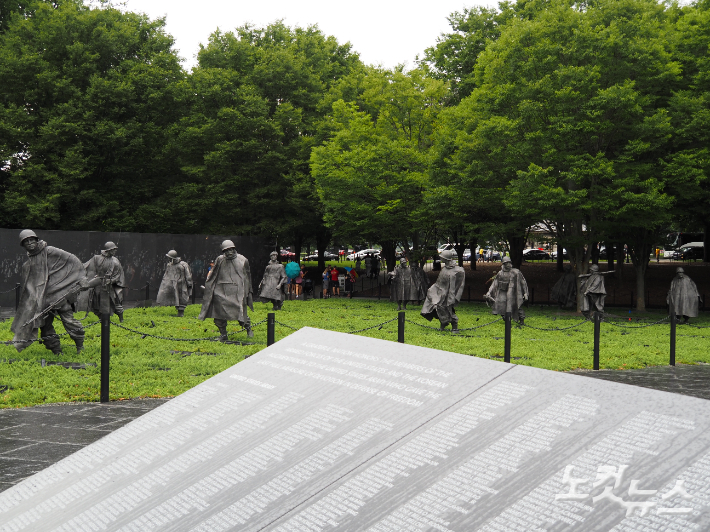 워싱턴DC 내셔널 몰의 한국전기념공원에 설치된 '추모의 벽'. 그 뒤로 6.25 참전용사 모습을 형상화한 '19인 용사상'이 보인다. 권민철 기자