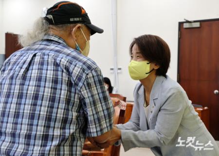 중소상공인·자영업자와의 간담회, 참석자와 인사하는 이은주 비대위원장