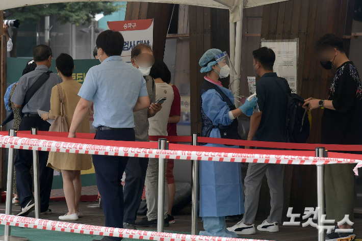 코로나19 신규 확진자가 석 달 만에 다시 10만명대에 진입한 27일 오전 서울 송파구 선별검사소를 찾은 시민들이 검사를 받기 위해 줄을 서고 있다. 이날 코로나19 신규 확진자는 10만285명을 기록하면서 지난 4월 20일(11만1291명) 이후 98일 만에 10만명대 진입했다. 박종민 기자