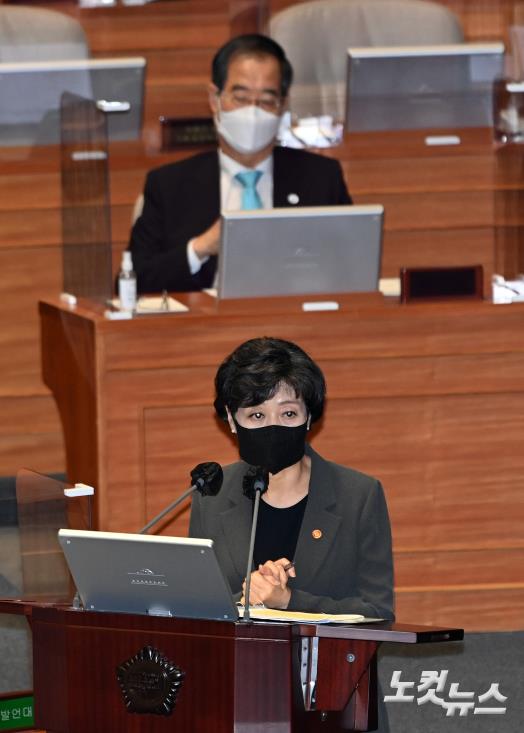 박순애 사회부총리 겸 교육부 장관이 27일 오후 서울 여의도 국회에서 열린 교육·사회·문화 분야 대정부질문에서 서동용 더불어민주당 의원의 질의에 답하고 있다.