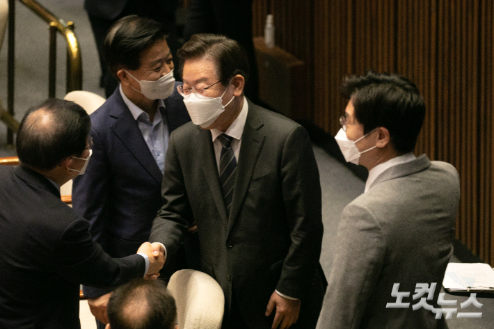 이재명 더불어민주당 의원이 20일 서울 여의도 국회에서 열린 본회의에서 의원들과 인사를 나누고 있다. 윤창원 기자
