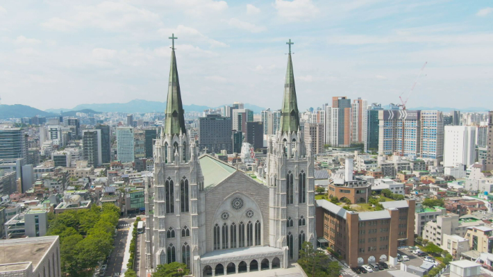 고딕양식의 서울 충현교회 외경