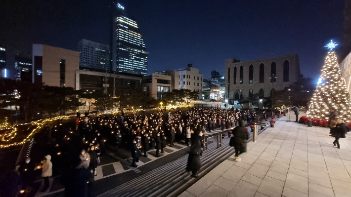 충현교회는 지난해 성탄절 이벤트를 열어 주민들에게 무료 장기 주차 이용권을 선물했다. 