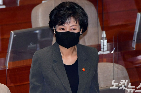 박순애 사회부총리 겸 교육부장관이 27일 서울 여의도 국회 본회의장에서 열린 교육·사회·문화 분야 대정부질문에 출석하고 있다. 윤창원 기자