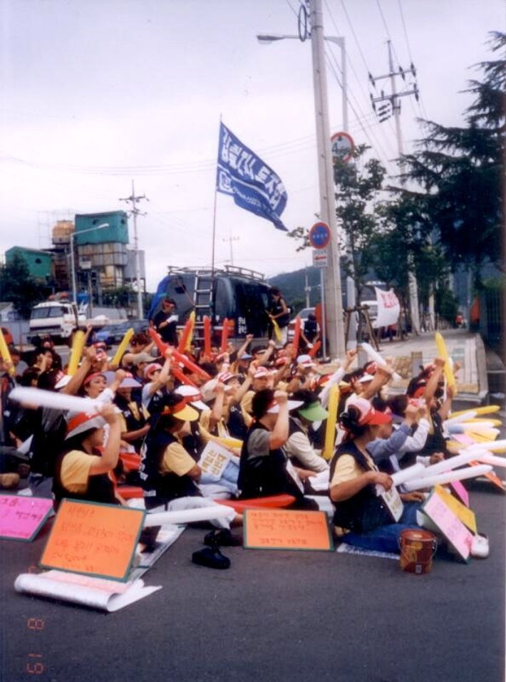 2000년 8월 19일 갑을그룹 노동자들이 대구 지역에서 장외 집회를 하고 있다. 비정규노동자의집 '꿀잠' 김소연 운영위원장 제공