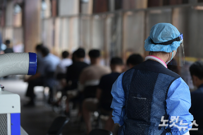 부산은 코로나19 신규확진자가 4천명대로 떨어졌지만, 하루 만에 사망자가 6명 발생하는 등 감염상황이 악화하고 있다.박종민 기자