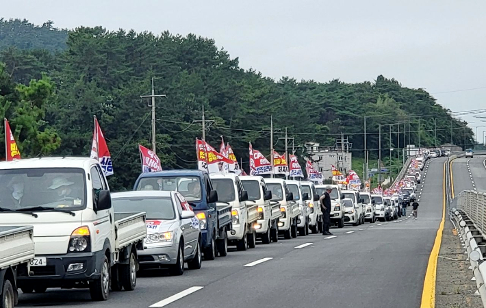지난 23일 경남 고성군의 한 도로에 농민들이 110대의 트럭과 차량을 동원해 'CPTPP 저지, 후쿠시마 오염수 방류 반대 경남도민대회'에 참여한 모습. 경남진보연합 제공