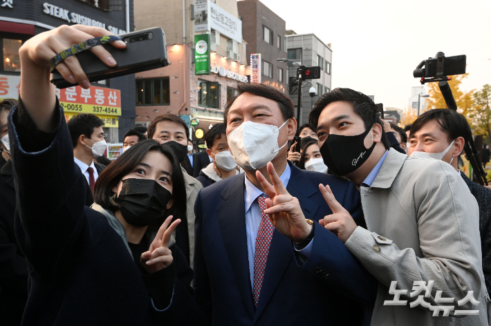 윤석열 대통령의 후보시절 청년 지지자들과 기념촬영을 하는 모습. 국회사진취재단
