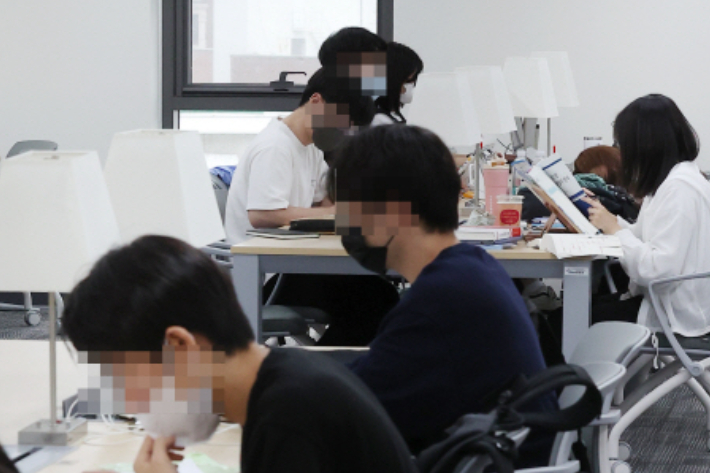 서울 한 대학교 도서관 열람실에서 학생들이 공부하고 있다. 연합뉴스