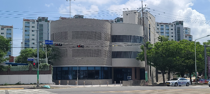 울산광역시 중구 남외공영주차장·남외어린이도서관 복합 시설이 28일 준공됐다. 중구청 제공