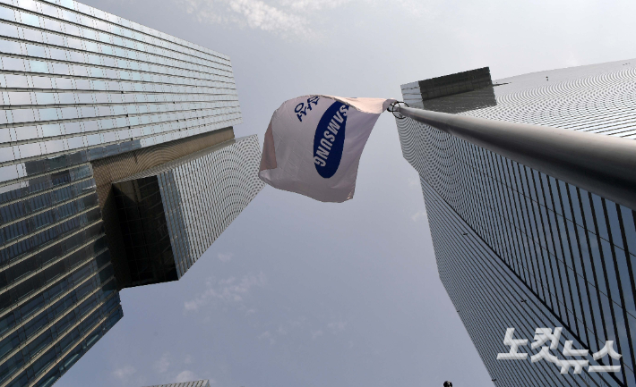 삼성 깃발이 바람에 날리고 있다. 박종민 기자