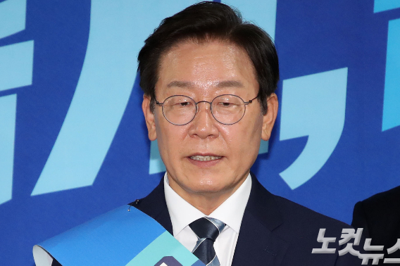 이재명 더불어민주당 당대표 후보가 28일 서울 여의도 국회의원회관에서 열린 전당대회 예비경선을 통과한 후 소감을 말하고 있다. 윤창원 기자