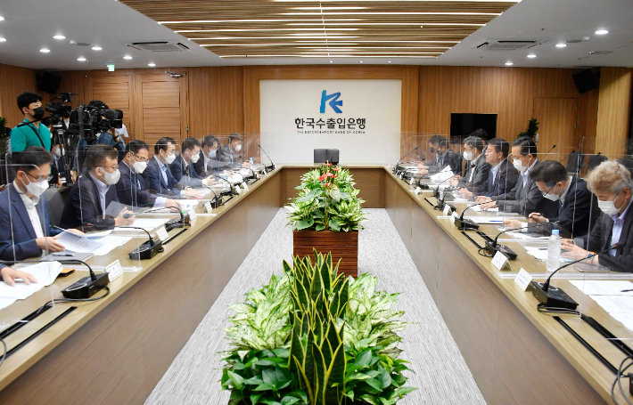 29일 한국수출입은행에서 기획재정부 방기선(오른쪽에서 네 번째) 제1차관 주재로 '제4차 비상경제차관회의'가 열렸다. 기재부 제공