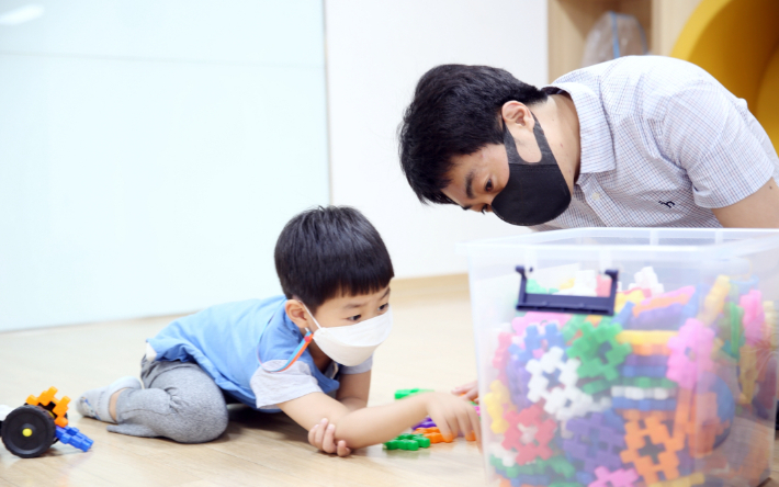 관악형 마더센터 아이랑 낙성대점에서 놀이하는 가족 모습. 관악구 제공