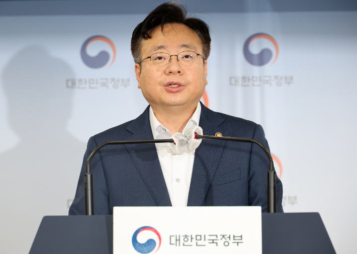 조규홍 보건복지부 1차관이 29일 정부서울청사에서 열린 중앙생활보장위원회를 마치고 2023년 기준중위소득 및 급여별 선정기준, 최저보장수준 결정 등을 발표하고 있다. 연합뉴스