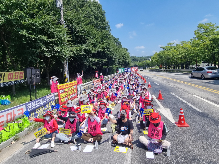 상록CC 캐디 노조원들이 29일 천안상록CC 입구 도로에서 파업 결의대회를 진행하고 있다. 인상준 기자