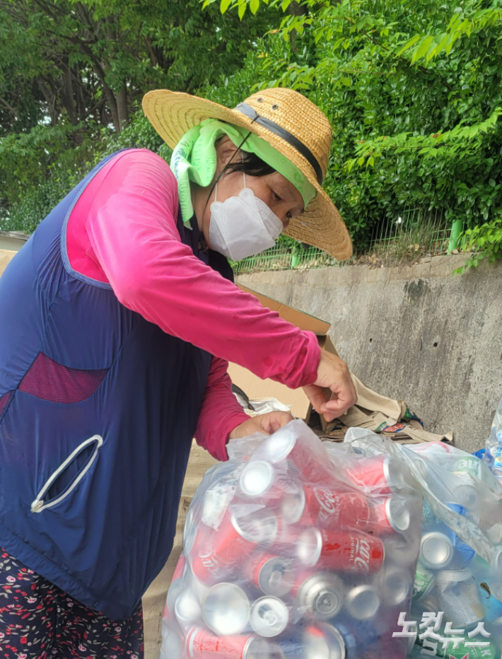 지난 8일 박화자씨가 자신의 자택 인근에 모아둔 폐품들을 정리하고 있다. 박창주 기자