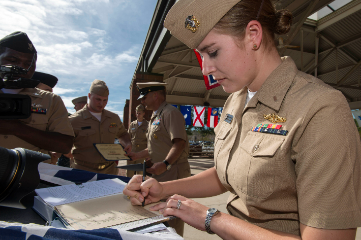 지난 2012년 미 해군 최초로 잠수함에 승조하는 여군 장교가 된 레베크 중위가 잠수함 승조원 휘장을 수여받고 있다. 미 국방부 영상정보시스템