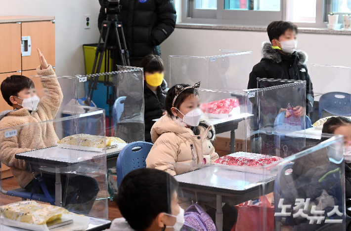 지난해 3월 2일 오전 서울 강동구 강빛초등학교에서 1학년 신입생들이 영상을 통해 입학식을 하고 있다. 사진공동취재단