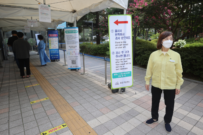 백경란 질병관리청장이 지난 29일 오후 서울 서초구 보건소 선별진료소를 방문하고 있다. 연합뉴스