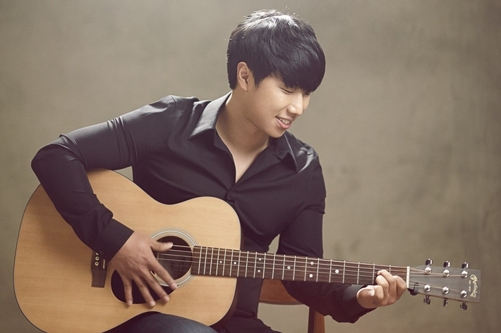 가수 김진호가 10월 23일 결혼한다고 소속사가 29일 밝혔다. 김진호 공식 페이스북