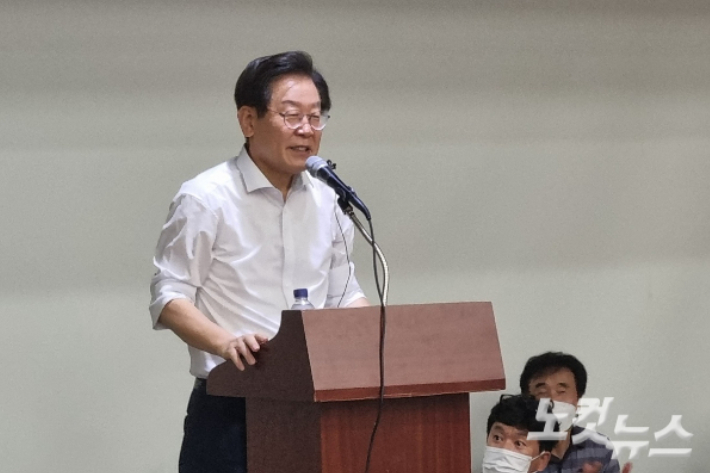 이재명 더불어민주당 당대표 후보가 30일 강원 강릉시 강릉녹색도시체험센터에서 토크콘서트를 진행했다. 전영래 기자