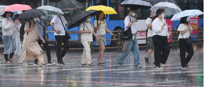 서울 광화문네거리에 우산을 쓴 시민들이 발걸음을 옮기고 있다. 류영주 기자