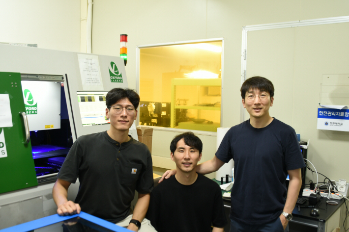 왼쪽부터 아주대 연구팀의 김백겸·김동진 연구원과 연구팀을 이끄는 고제성 교수. 삼성전자 제공