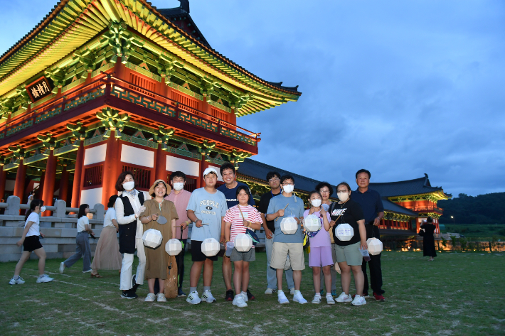 경주 야간관광 프로그램 '신라달빛기행' 참가자들이 기념사진을 촬영하고 있다. 경주시 제공